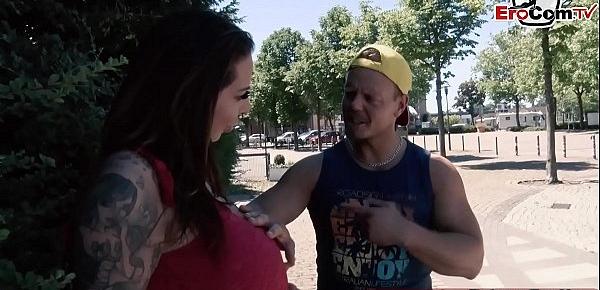 Deutsche Monster Dicke Titten Milf mit tattoos verführt jungen Mann auf der Straße